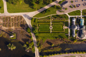 一个花园景观的鸟瞰图，这是底特律设计月将展出的地点之一