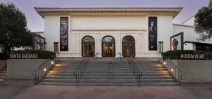 加州一座历史悠久的博物馆建筑的正面，上面写着圣巴巴拉艺术博物馆