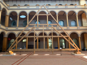 在博物馆大厅展出的木桁架
