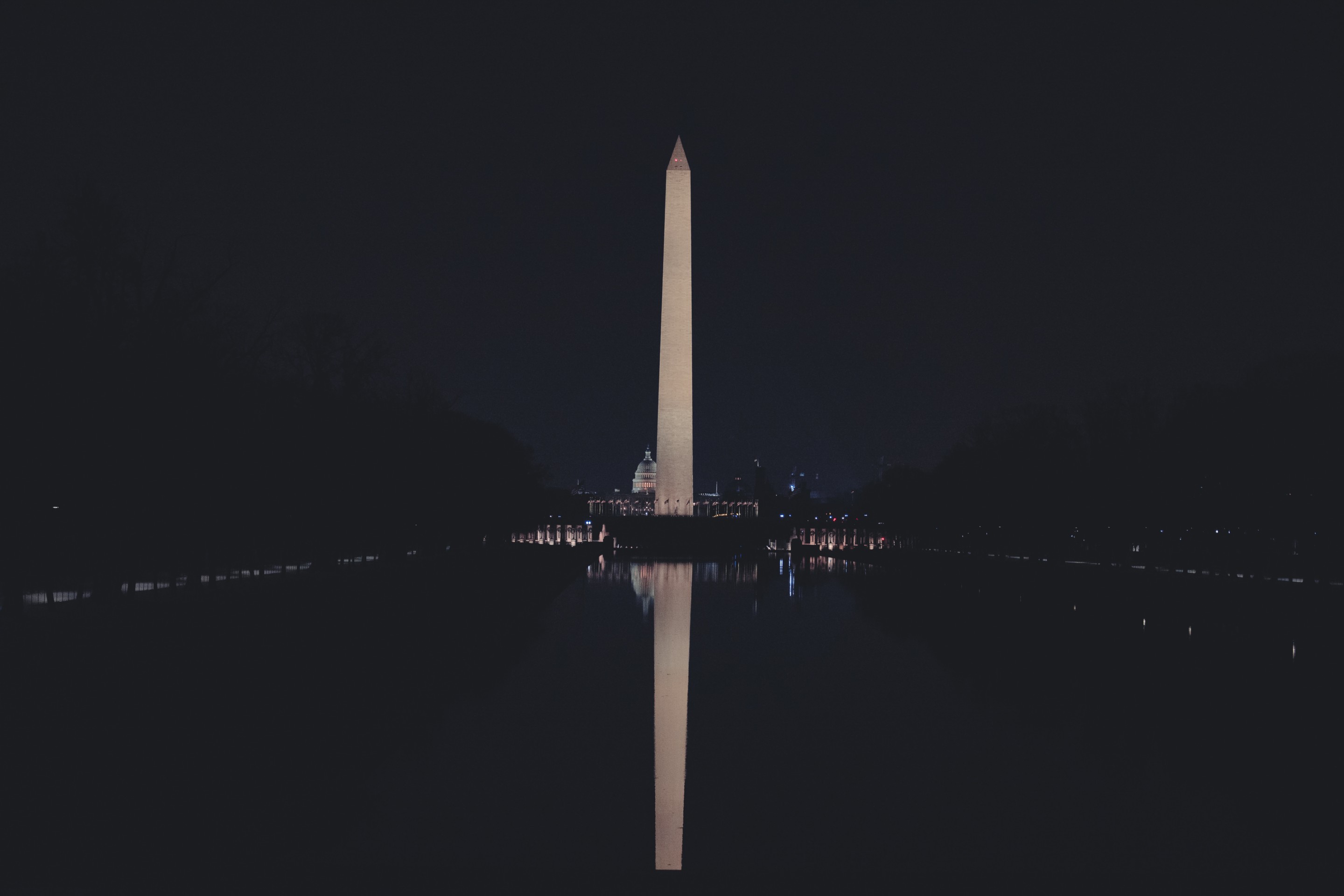 夜间的华盛顿纪念碑，平均每年被闪电击中两次