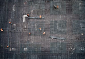 建筑工人在钢筋网格上工作;7月份建筑项目指数再次上升