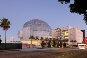 外部照片描绘了一个球形的建筑