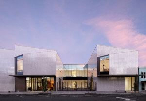 科瓦利斯博物馆低矮的四方形外观，带有三角形的凸窗
