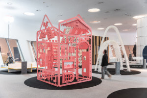 在一个展览上，一个珊瑚色、木屋风格的装置，制造了瑞士风情
