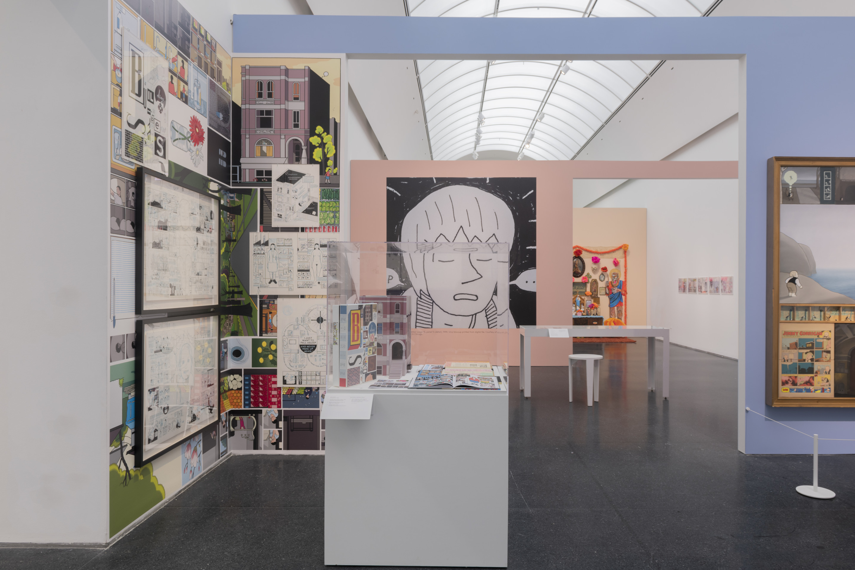 一个博物馆画廊的图片，里面有各种各样的艺术品和芝加哥漫画展览的插图
