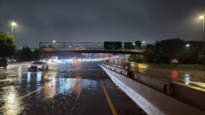 被飓风艾达淹没的纽约高速公路是气候危机的象征