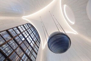 麦迪逊大街550号的天花板上悬挂着一个由alicja kwade设计的蓝色球体
