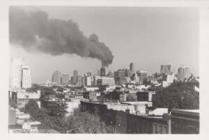 从布鲁克林看，正在冒烟的黑白世界贸易中心