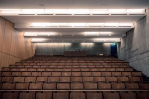 一个空荡荡的演讲厅，2021年的秋季讲座将满员