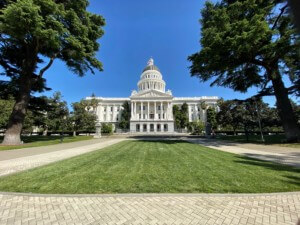 萨克拉门托的加州国会大厦，在那里签署了新的法案，废除了只允许一个家庭居住的分区制