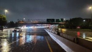 飓风艾达淹没了纽约一条被洪水淹没的高速公路，这是气候危机的象征
