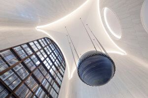 Alicja Kwade设计的蓝色球体从天花板上悬挂在550 Madison