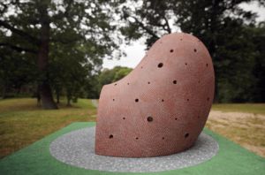 一个巨大的砖豆雕塑。今天的另一则新闻，维沙安·查克拉巴蒂辞去伯克利环境设计学院院长一职，返回纽约