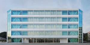 弗里茨的新大楼，一个五层的玻璃立方体