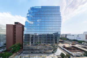 Tenjin商务中心，一座玻璃制的中层办公大楼