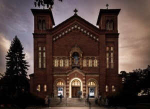 图书馆街集体黄昏时的教堂外观效果图