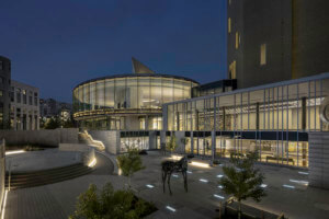 夜间丹佛艺术博物馆的新圆形玻璃入口
