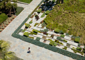 一个孩子走过帕梅拉伯顿设计的公共景观的俯视图