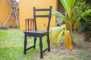 拉各斯设计周上的木雕椅子