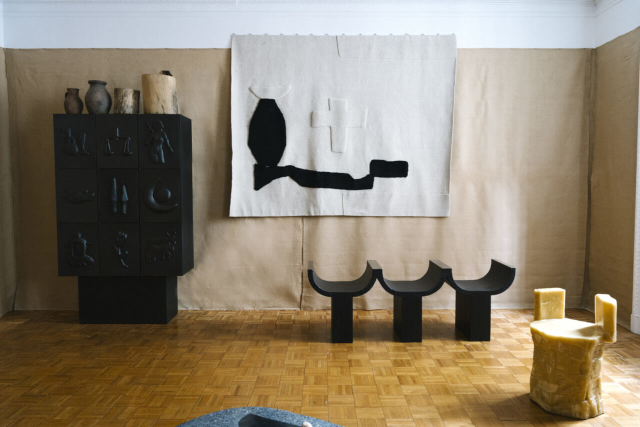 一张格鲁吉亚椅子和挂毯在艾玛史高丽画廊