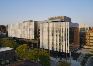 华盛顿大学汉斯·罗斯林人口健康中心，带有条纹玻璃