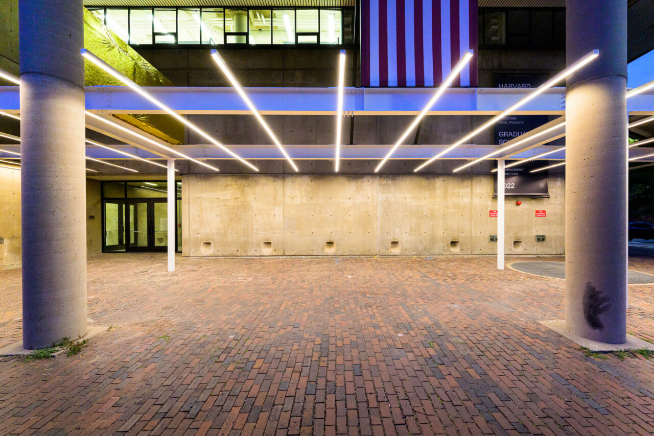 在一所学术大楼的室外广场上方，一排LED灯和美国国旗