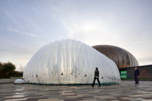 空气泡沫，广场上的一个可充气的圆顶