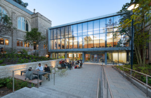 斯沃茨大厅，学院哥特式建筑，新增加了2层玻璃