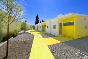 一个黄色的住宅综合体，各个单元由一条支线相连