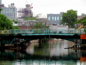 俯瞰受污染的gowanus运河，该运河将被重新划分