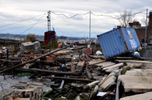 布鲁克林红钩区桑迪飓风后的风暴破坏，是气候适应性不足的一个例子