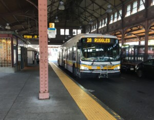 波士顿的一辆28路公共汽车正在出站