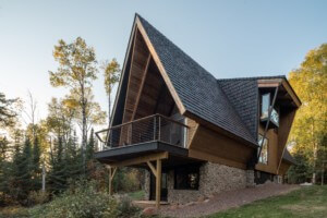 带有a型框架屋顶的木屋风格小屋的正面视图