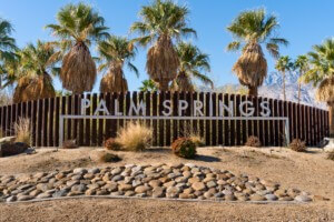 一个牌子上写着棕榈泉，为现代主义周