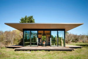假湾作家小屋，由olson kundig设计，带有百叶窗