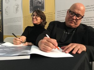 建筑师安吉拉·布鲁克斯和劳伦斯·斯卡帕的照片，他们是一位金牌得主