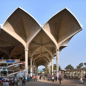 照片描绘了一个带有扇形雕塑混凝土屋顶的火车站