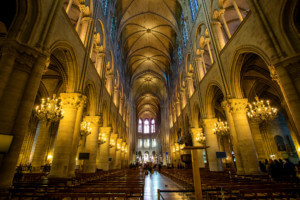 高耸的巴黎圣母院历史大教堂内部