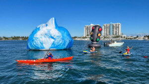 在迈阿密，皮划艇运动员划船经过充气冰山