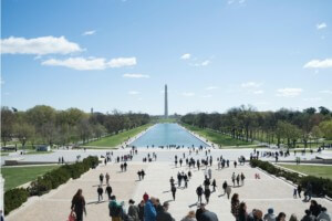 华盛顿纪念碑的国家广场将在花岗岩之上矗立