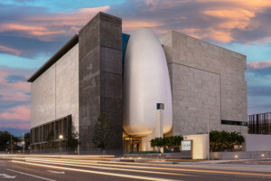 美国工艺美术运动博物馆，一座白色的石质体量高耸入云