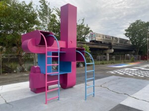 色彩鲜艳的游戏结构，背景是高架火车
