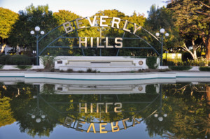 比佛利花园公园的一个巨大的比佛利山标志，这里应该是洛杉矶弗里兹展的所在地