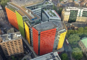 伦敦中央圣吉尔斯(Central Saint Giles)一栋色彩鲜艳的办公楼鸟瞰图
