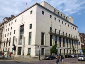 从街上可以看到伦敦历史悠久的装饰艺术建筑，RIBA的总部