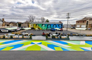一个位于停车场的小型公园，以明亮的沥青壁画为特色
