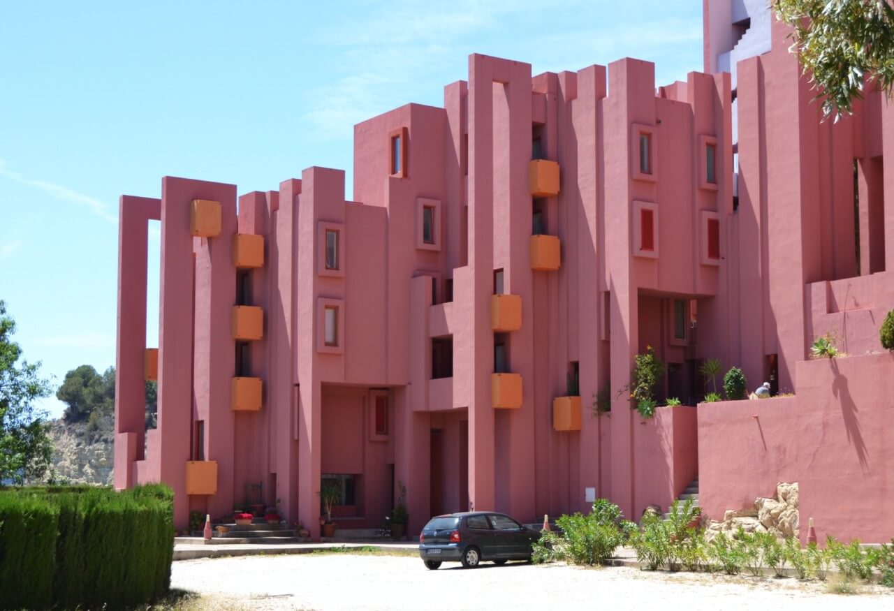 由ricardo bofill设计的La Muralla Roja，一个亮红色的塔楼集合