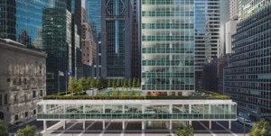 曼哈顿中城一座由细长柱子支撑的平台上的玻璃塔的正面视图