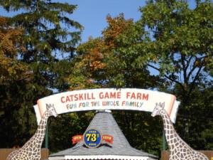 一个废弃动物园的入口标志，上面写着卡茨基尔游戏农场