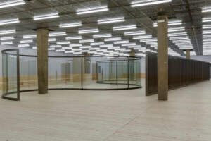 画廊里蜿蜒的玻璃墙